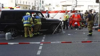 Almanya'da Araç Kalabalığın İçine Girdi: Çok Sayıda Yaralı Haftaya Damga Vurdu!