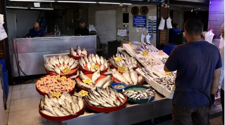 Trabzon’da Balıkçı Tezgahları İstavrit ve Mezgitin Renkleriyle Canlanıyor